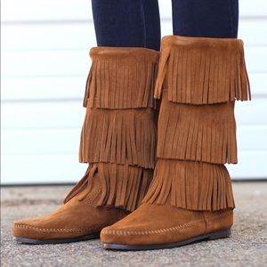 WORN ONCE Minnetonka Women’s 3- Layer Fringe Boot